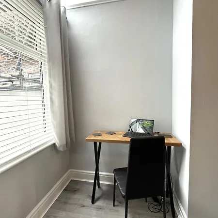 Spacious Sleeps 8 Nr Etihad Coop Live &