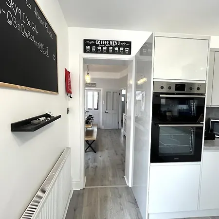 Spacious Sleeps 8 Nr Etihad Coop Live &