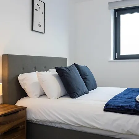 2 Bed Media Flat Salford Quays Manchester
