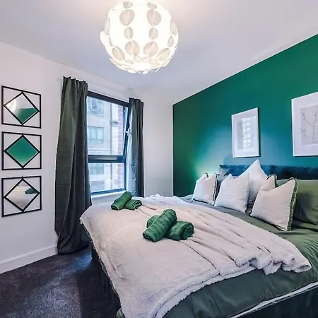 Spacious Deansgate Apartment, Free Park, Sleeps 8 شقة