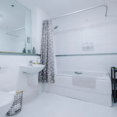 Spacious Deansgate Apartment, Free Park, Sleeps 8 شقة مانشستر