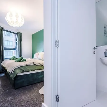 Spacious Deansgate Apartment, Free Park, Sleeps 8 مانشستر