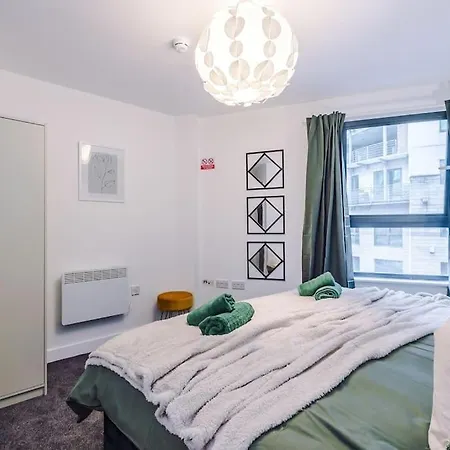 Spacious Deansgate Apartment, Free Park, Sleeps 8 شقة *