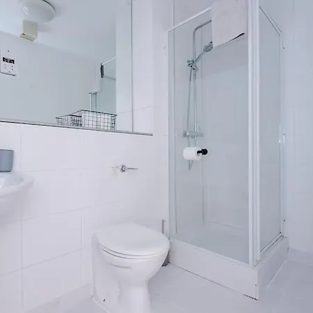 Spacious Deansgate Apartment, Free Park, Sleeps 8 شقة
