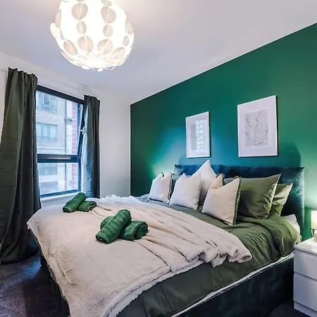 Spacious Deansgate Apartment, Free Park, Sleeps 8 شقة مانشستر