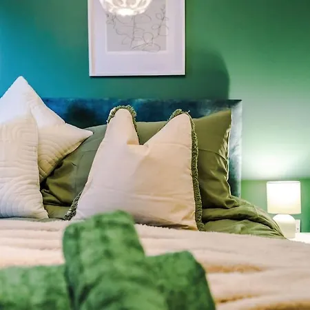 شقة Spacious Deansgate Apartment, Free Park, Sleeps 8 *