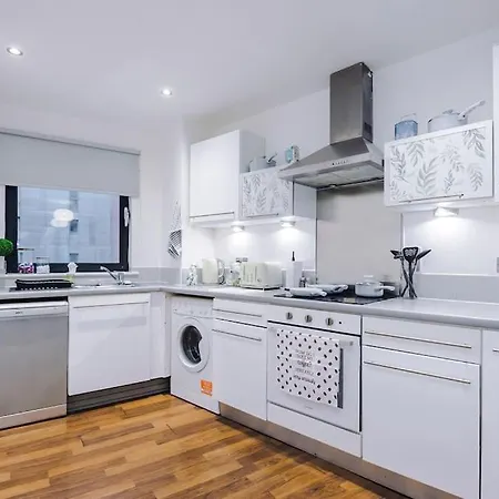 Spacious Deansgate Apartment, Free Park, Sleeps 8 * مانشستر