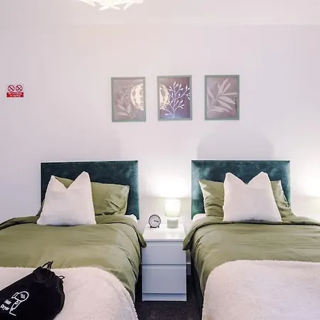 Spacious Deansgate Apartment, Free Park, Sleeps 8 مانشستر