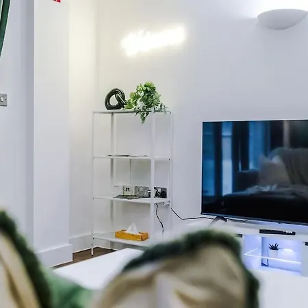 Spacious Deansgate Apartment, Free Park, Sleeps 8 * مانشستر