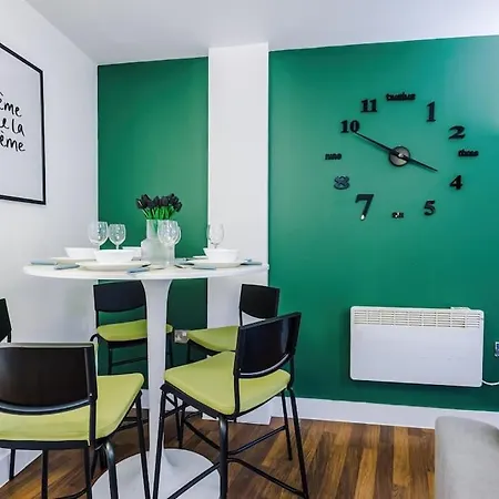 شقة Spacious Deansgate Apartment, Free Park, Sleeps 8