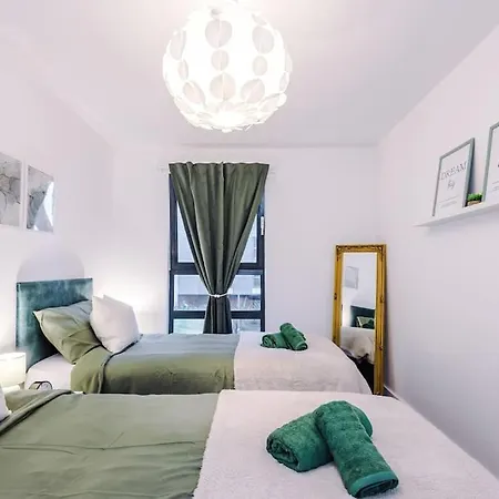 Spacious Deansgate Apartment, Free Park, Sleeps 8 شقة مانشستر