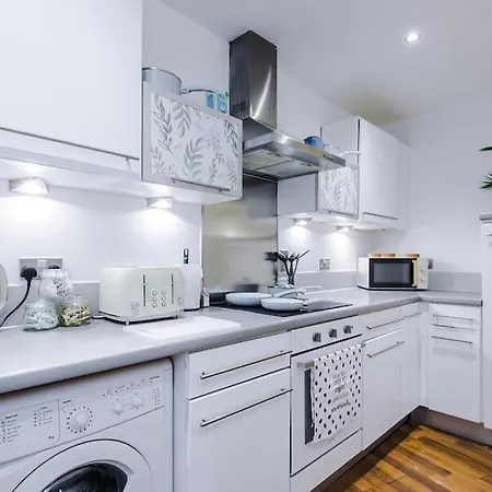 Apartment Spacious Deansgate Apartment, Free Park, Sleeps 8 Manchester