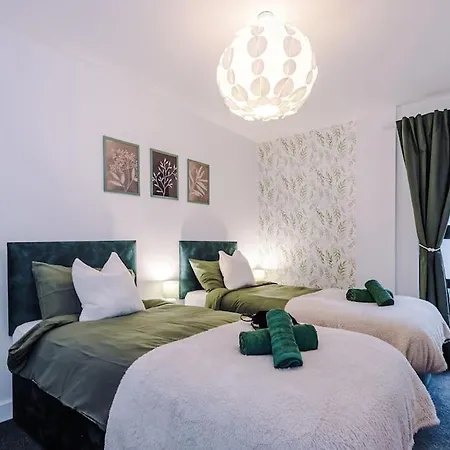 Spacious Deansgate Apartment, Free Park, Sleeps 8 مانشستر