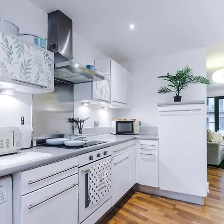 Spacious Deansgate Apartment, Free Park, Sleeps 8 شقة *