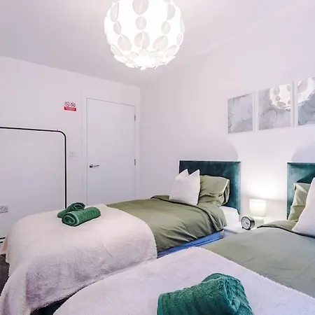Spacious Deansgate Apartment, Free Park, Sleeps 8 * مانشستر