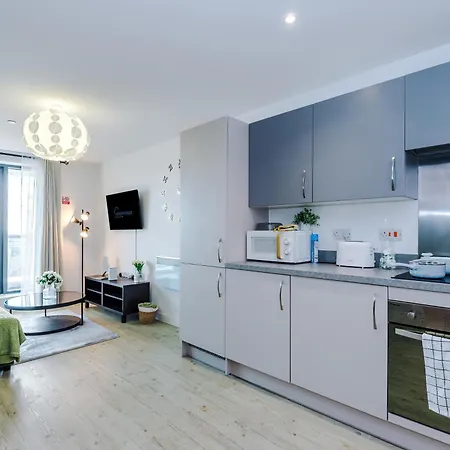 Stunning In Salford Quays, Dart Board, Balcony With Amazing Views, Sleeps 6 *