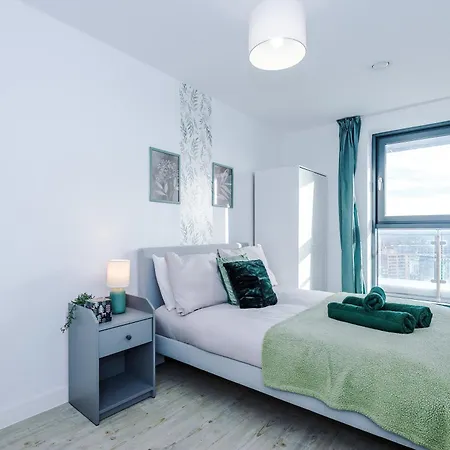 Stunning In Salford Quays, Dart Board, Balcony With Amazing Views, Sleeps 6 *