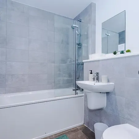 Stunning In Salford Quays, Dart Board, Balcony With Amazing Views, Sleeps 6 * 맨체스터
