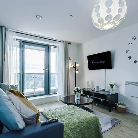 Stunning In Salford Quays, Dart Board, Balcony With Amazing Views, Sleeps 6