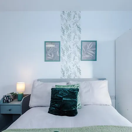 Stunning In Salford Quays, Dart Board, Balcony With Amazing Views, Sleeps 6 Hotel 4*