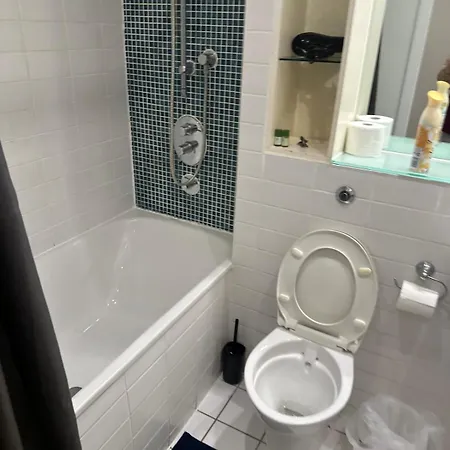 Private Double With Bath - 2 Bed Flat Homestay