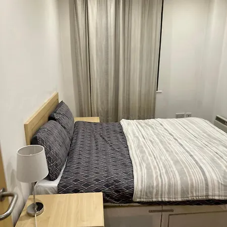 Private Double With Bath - 2 Bed Flat Манчестер