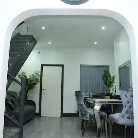 Full, Modern Family House In Salford Manchester