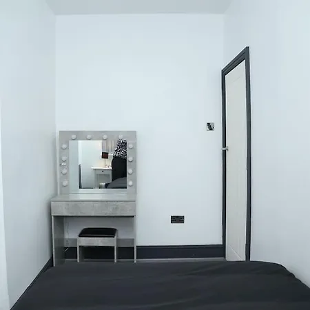 Full, Modern Family House In Salford Holiday home *