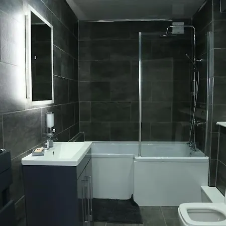 Full, Modern Family House In Salford Manchester