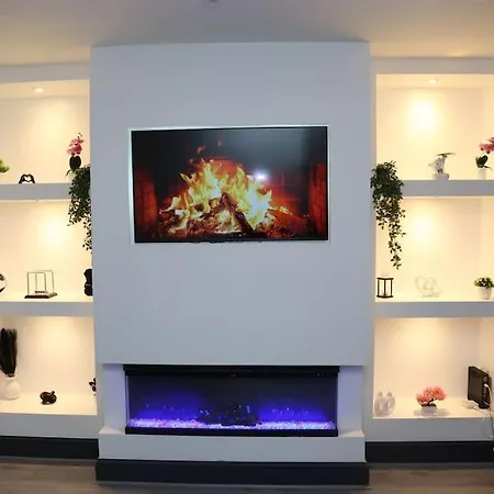 Full, Modern Family House In Salford *