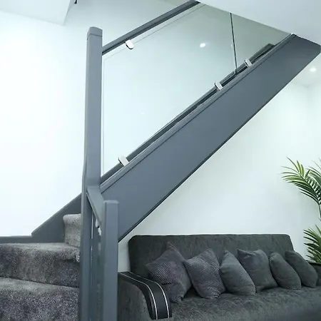 Full, Modern Family House In Salford Holiday home