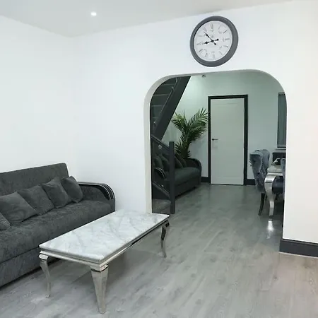 Full, Modern Family House In Salford Manchester