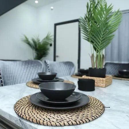 Full, Modern Family House In Salford