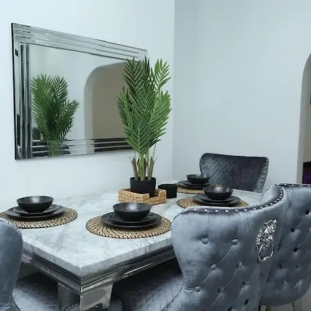 Holiday home Full, Modern Family House In Salford *