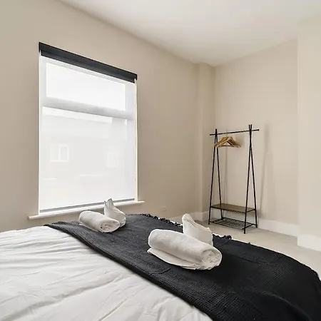 2 Bed Near Etihad & Centre On A Quiet Street With Free Parking
