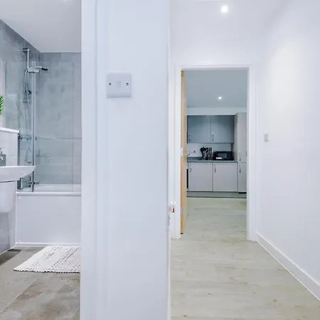 Centre - Luxury Two Bedroom شقة *