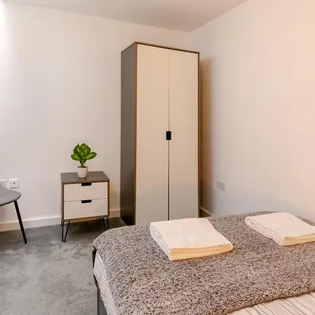 Morden 2 Bed Flat - Old Trafford Apartment Manchester
