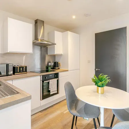 Morden 2 Bed Flat - Old Trafford