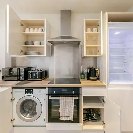 Morden 2 Bed Flat - Old Trafford *