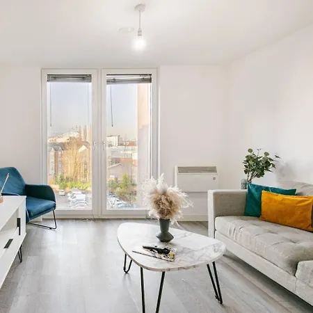 Morden 2 Bed Flat - Old Trafford