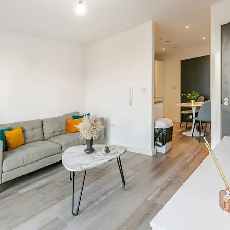 Morden 2 Bed Flat - Old Trafford Apartment *