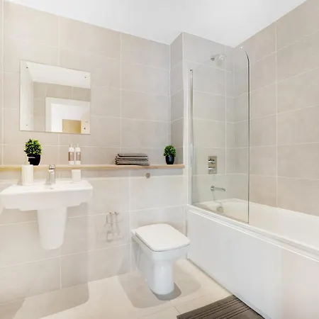 Stylish 2 Bedroom In Media City! Free Wifi Manchester