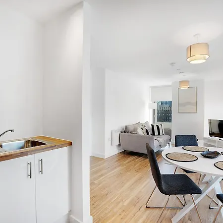 Stylish 2 Bedroom In Media City! Free Wifi Apartment *