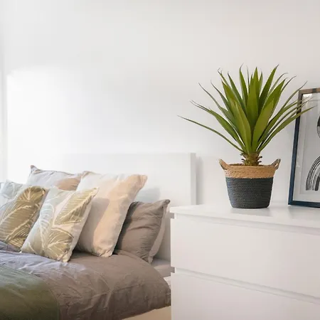 Stylish 2 Bedroom In Media City! Free Wifi Apartment