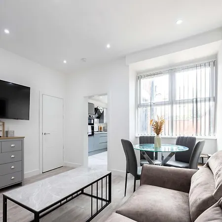 Newly Refurbished 4bedroom House Nr Centre Holiday home *
