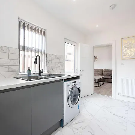 Newly Refurbished 4bedroom House Nr Centre *