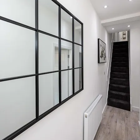 Newly Refurbished 4bedroom House Nr Centre Manchester
