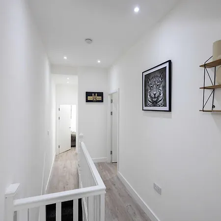 Holiday home Newly Refurbished 4bedroom House Nr Centre