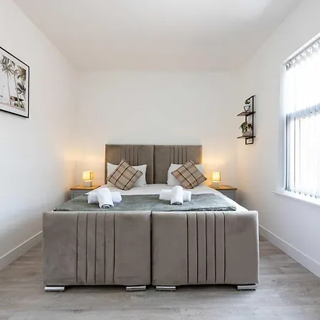 Newly Refurbished 4bedroom House Nr Centre