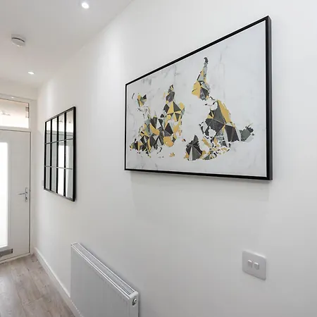 Newly Refurbished 4bedroom House Nr Centre Holiday home